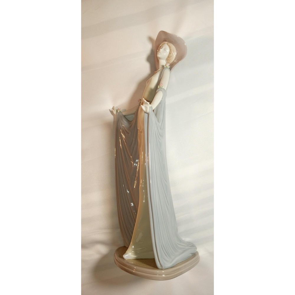 Vintage Lladro Afternoon Tea #1428 14 1/4" Tall Elegant Lady With Hat, Shawl